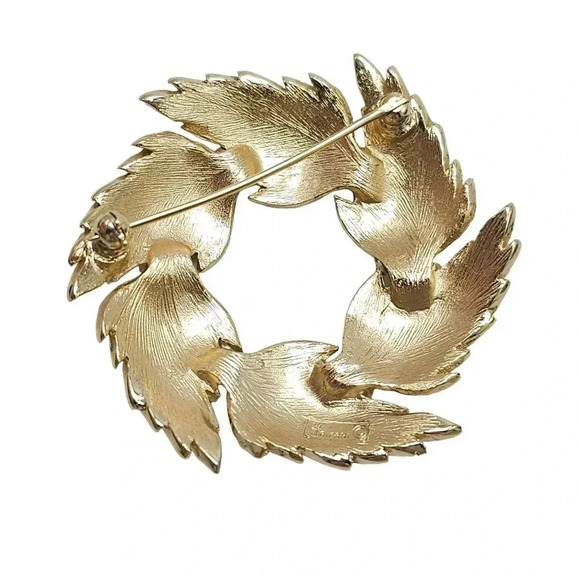 Trifari Brushed Textured Circle Wreath Leaf Brooch Pin Gold Tone Vintage - Picture 3 of 5